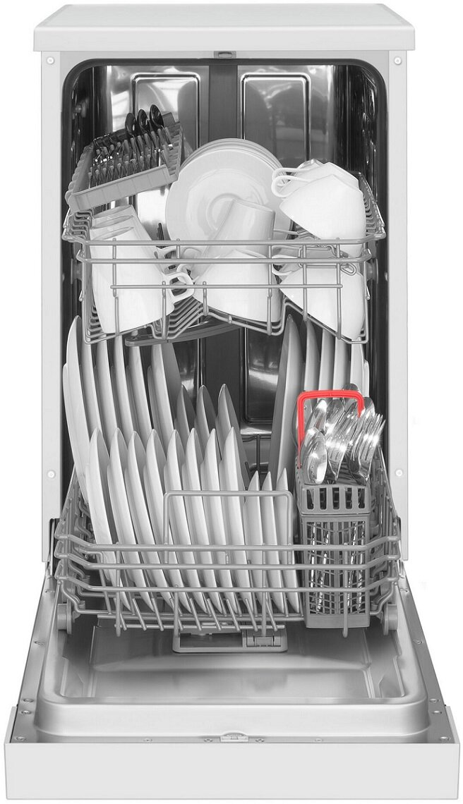 Otwarta zmywarka z czystymi naczyniami i sztućcami w środku. Wnętrze jest ze stali nierdzewnej.