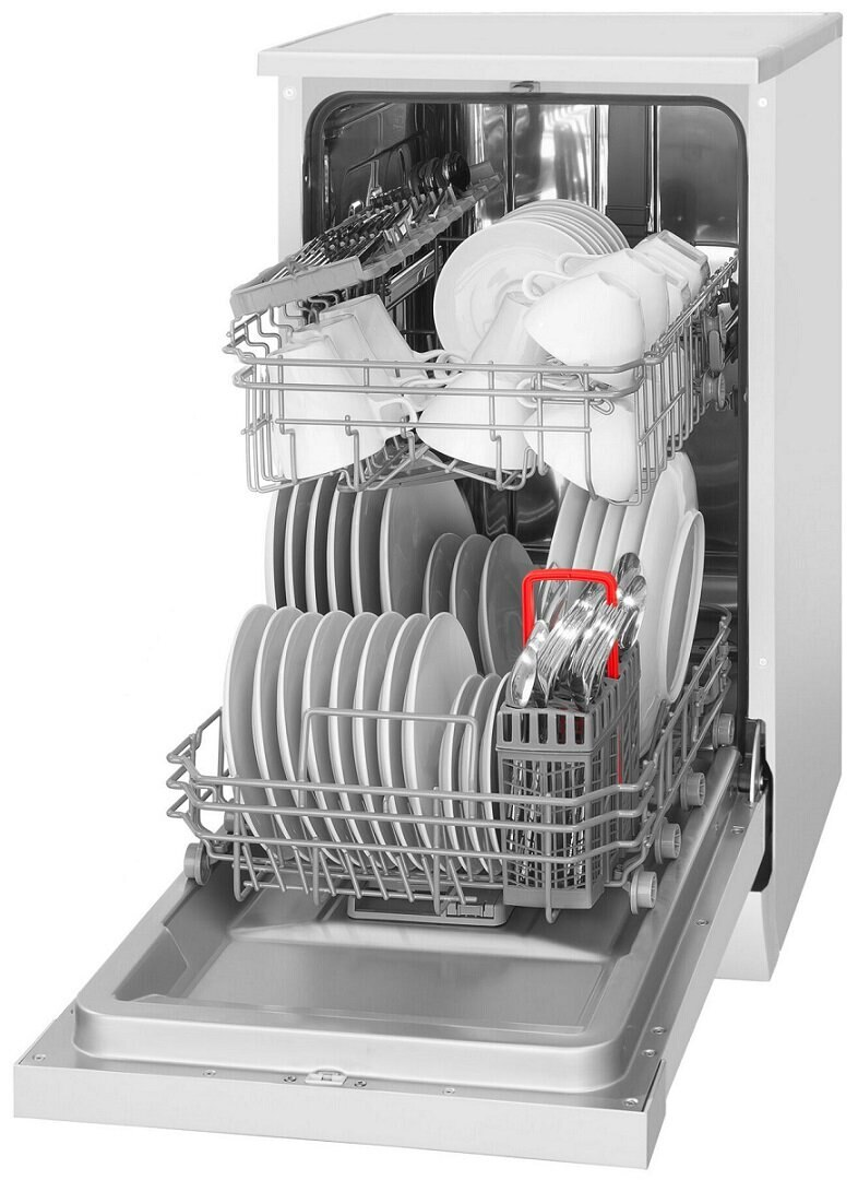 Zmywarka jest otwarta, z naczyniami i sztućcami w środku. Wnętrze jest białe.