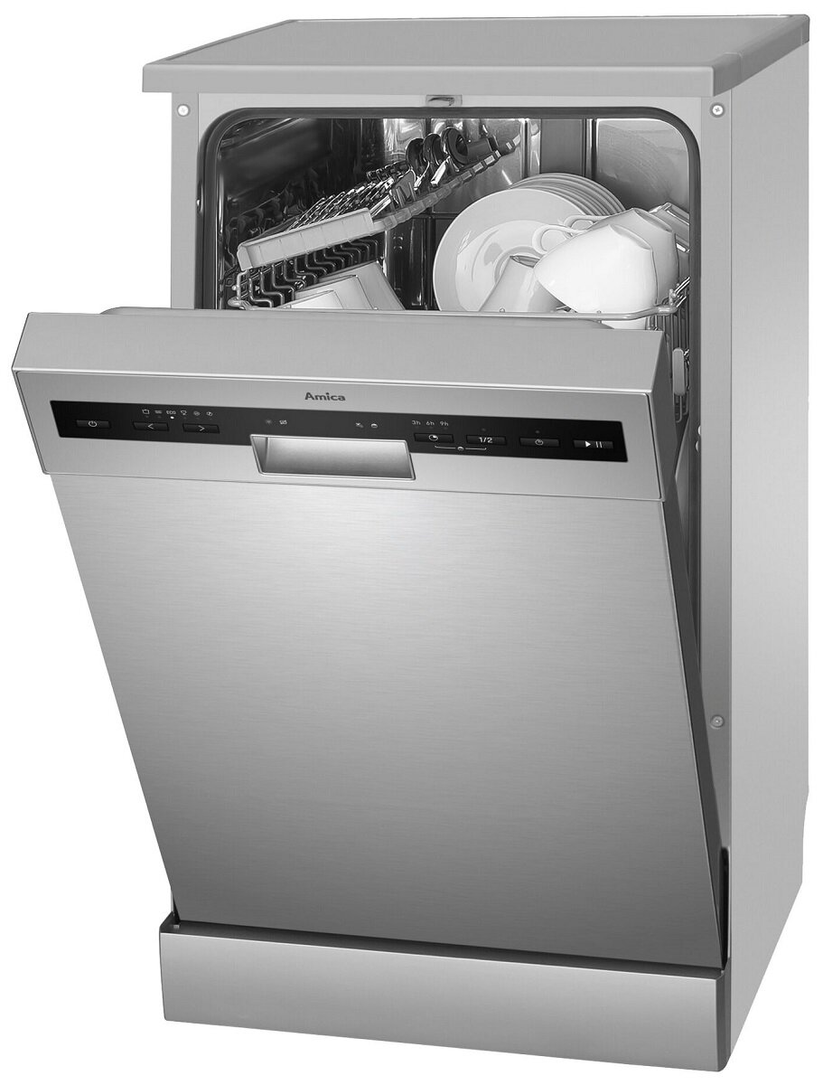 Srebrna zmywarka z otwartymi drzwiami, odsłaniająca półki z naczyniami i filiżanką, w otoczeniu kuchni.