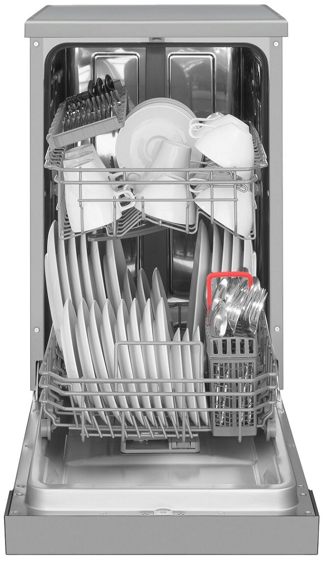 Zmywarka otwarta, pełna naczyń. Widoczny koszyk na sztućce i talerze.