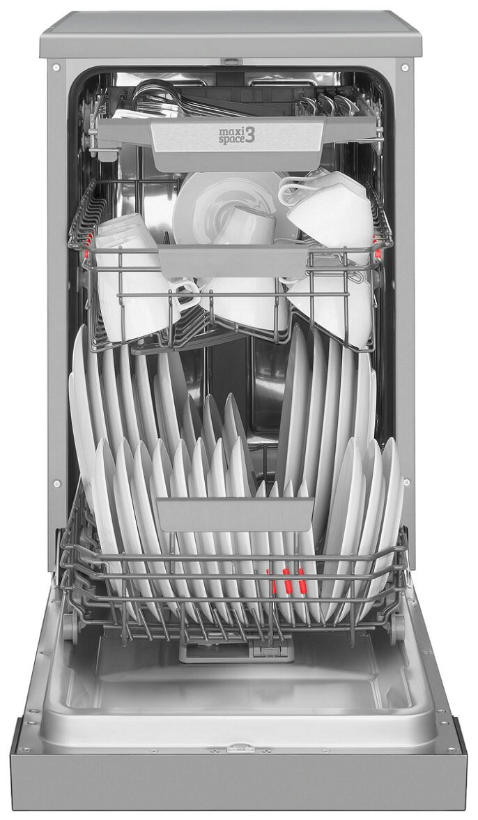 Otwarta zmywarka z talerzami i filiżankami w środku, gotowa do mycia, z szarym wnętrzem.