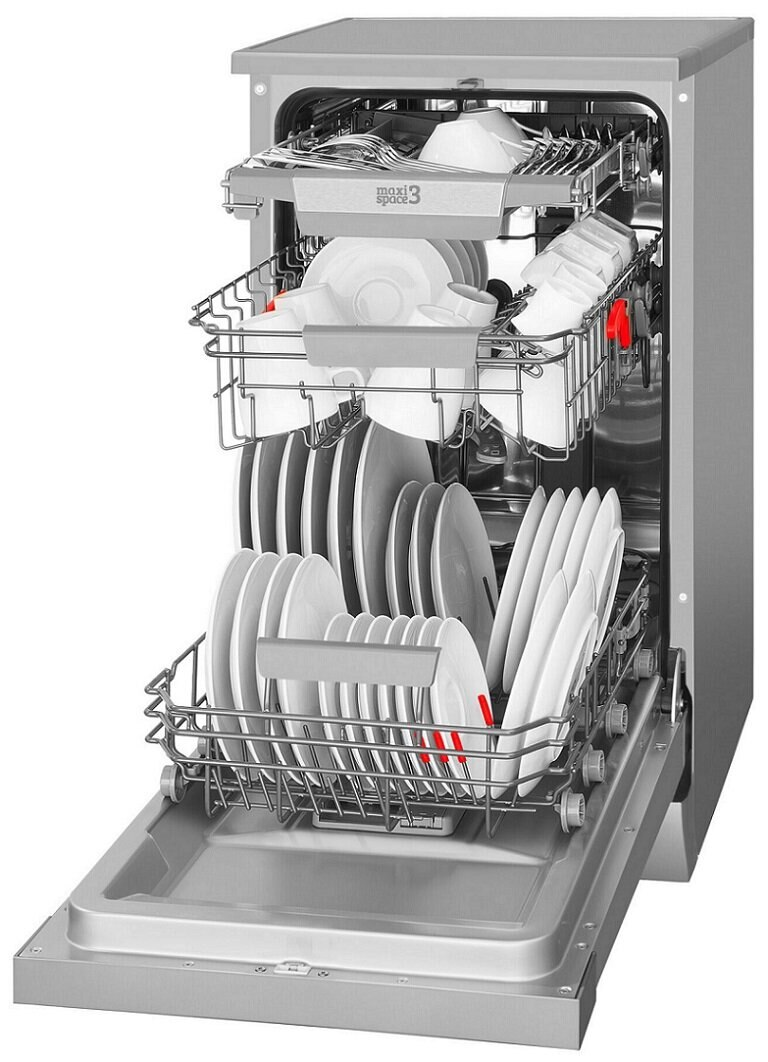 Zmywarka z otwartymi drzwiami, pokazująca kosze z talerzami, naczyniami i sztućcami.