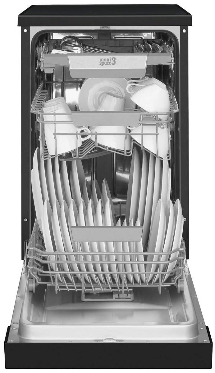 Otwarta zmywarka wypełniona białymi talerzami, filiżankami i sztućcami. Zmywarka jest czarna i srebrna.
