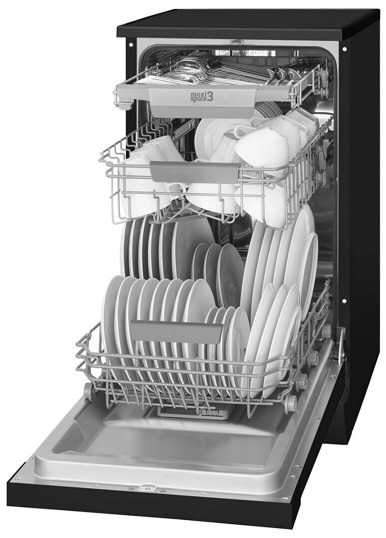 Otwarta zmywarka wypełniona białymi talerzami, filiżankami i sztućcami. Maszyna jest czarna, drzwi otwarte.