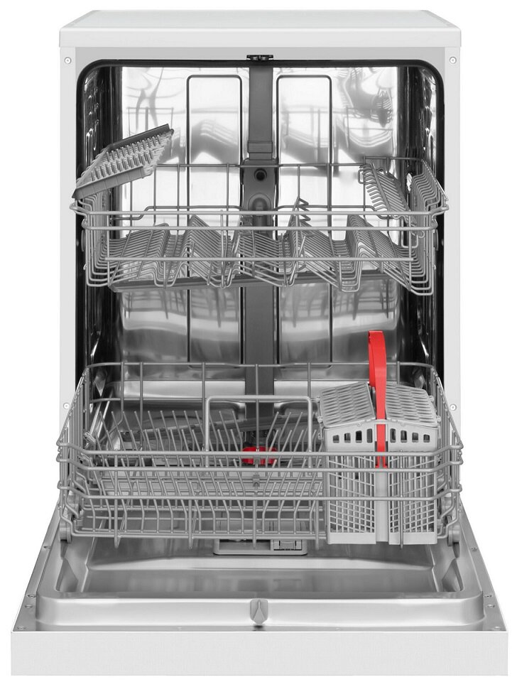 Otwarta biała zmywarka wewnątrz. Widoczne kosze i uchwyt na sztućce. Czerwona rączka.