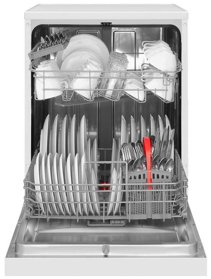 Otwarta zmywarka z naczyniami, szklankami i sztućcami.