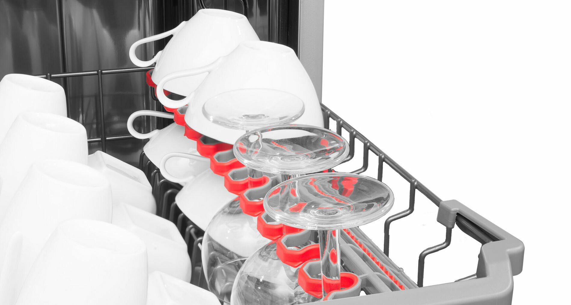 Wnętrze zmywarki z białymi kubkami i szklankami.
