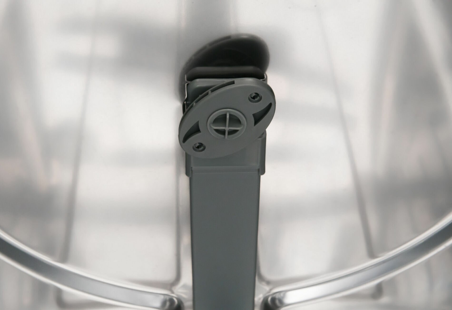 Zbliżenie elementu zmywarki.