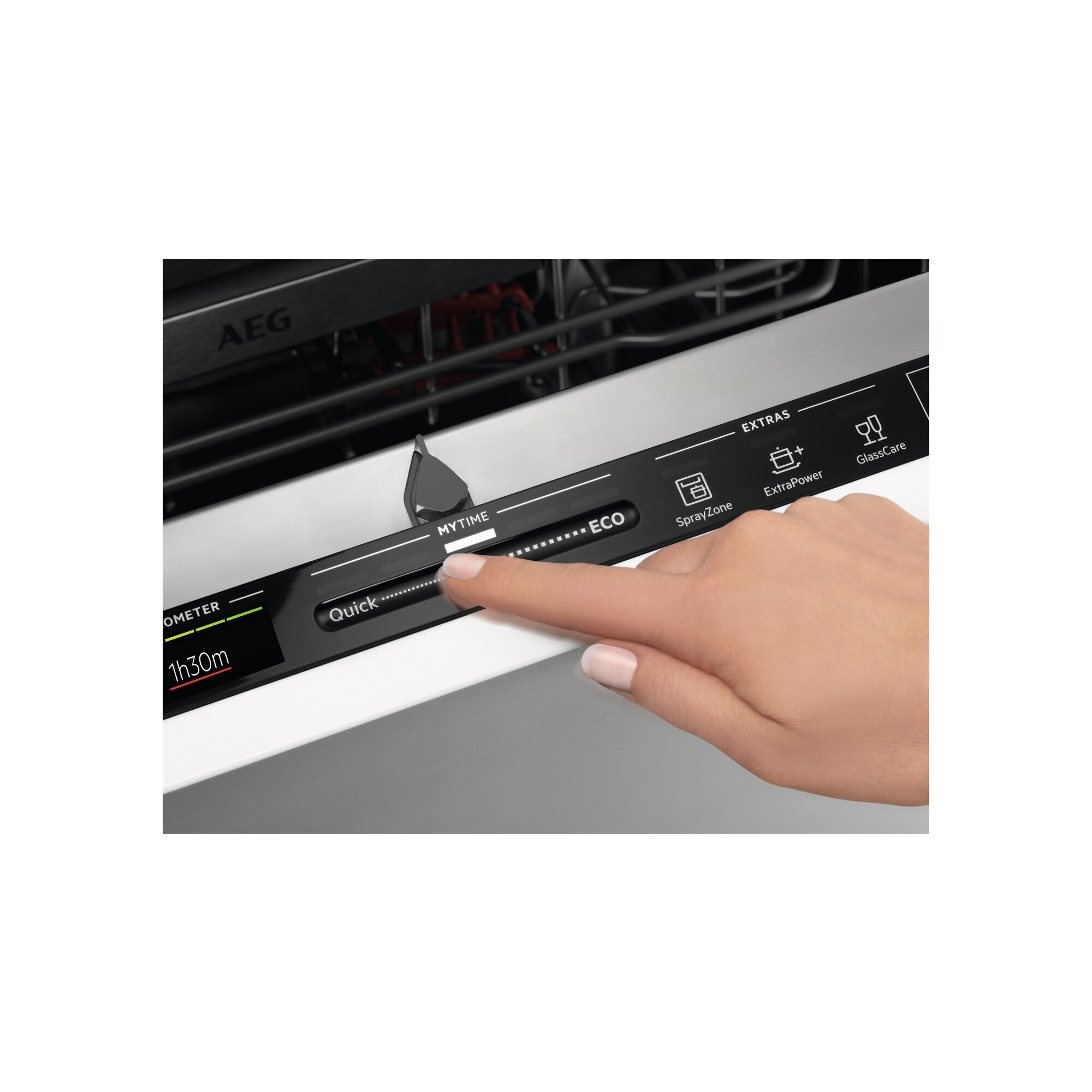 Dłoń kobiety naciska przycisk na panelu sterowania zmywarki.