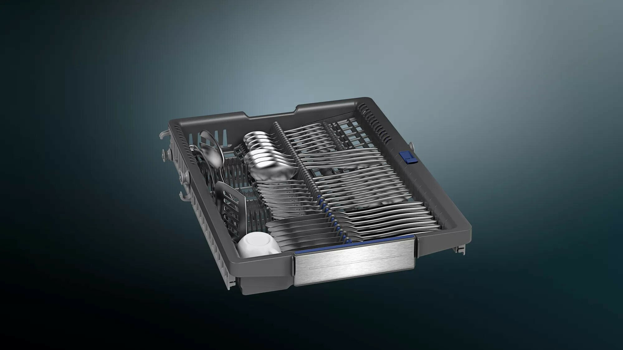 Koszyk zmywarki wypełniony sztućcami, gotowy do mycia.