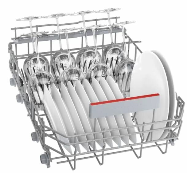 Kosz zmywarki z talerzami i kieliszkami. Talerze na dole, kieliszki na górze.
