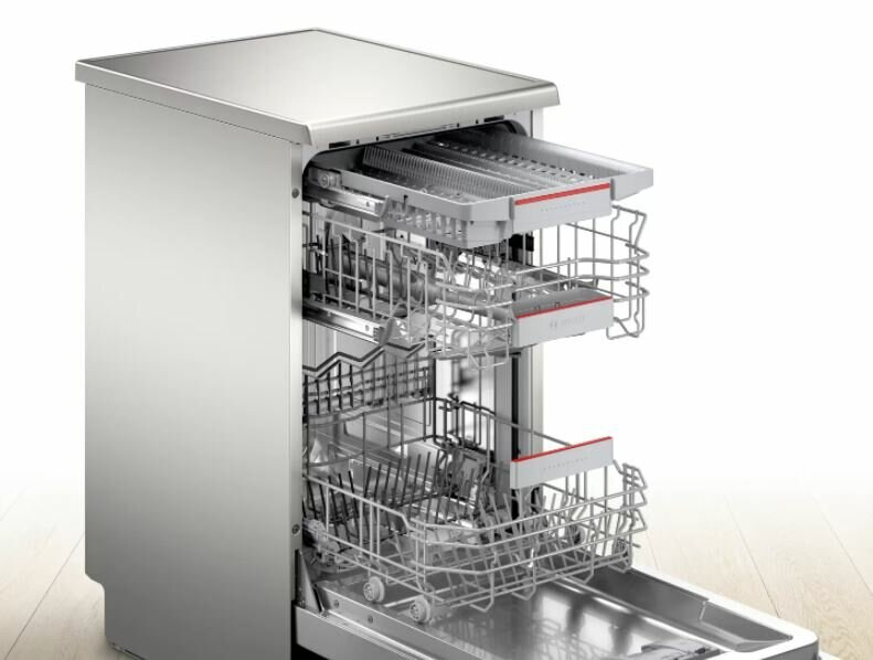 Zmywarka Bosch z otwartymi drzwiami, pokazująca wewnętrzne kosze i półki.