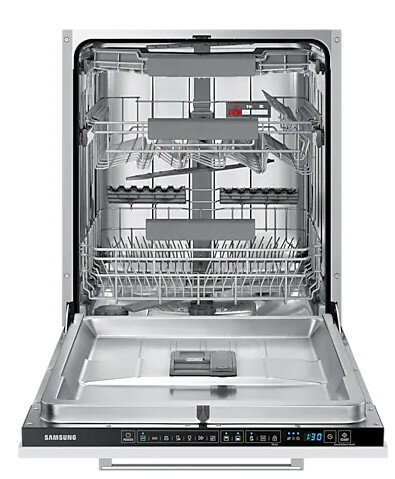 Otwarta zmywarka Samsung. Widoczne wnętrze, panel sterowania pokazuje ustawienia i czas.