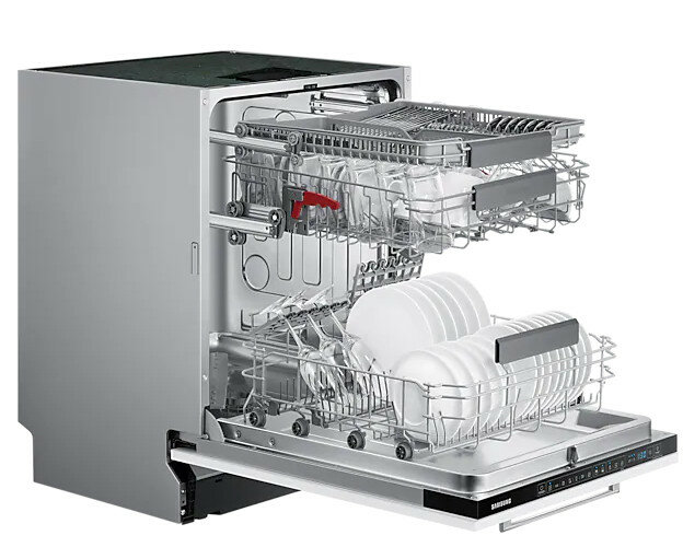 Zmywarka z otwartymi drzwiami pokazująca czyste naczynia.