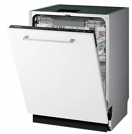 Biała zmywarka Samsung z otwartymi drzwiami. Wnętrze z koszami i ramionami spryskującymi.