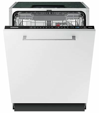 Biała zmywarka z otwartymi drzwiami, pokazująca wewnętrzne półki i panel sterowania.