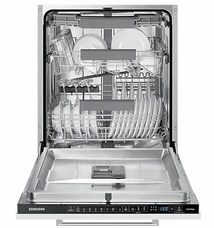 Otwarta zmywarka z naczyniami i szklankami na półkach. Czarny panel sterowania na dole. Białe tło.