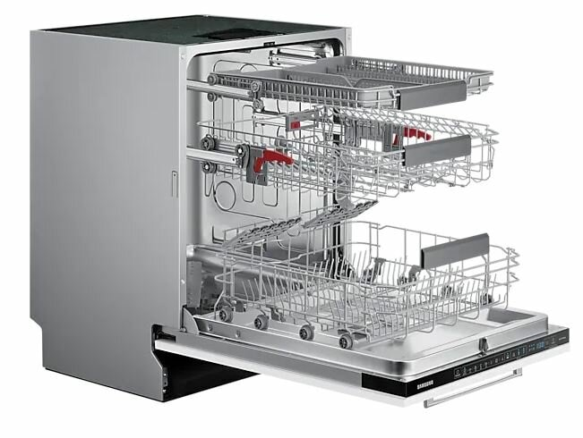 Zmywarka ze stali nierdzewnej z otwartymi drzwiami, pokazująca kosze i wnętrze.