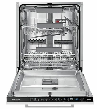 Otwarty środek zmywarki Samsung. Widoczne są naczynia, sztućce i panel sterowania.