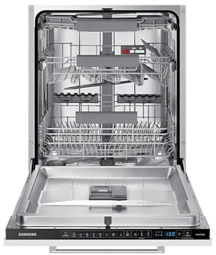 Otwarta zmywarka Samsung. Ma wnętrze ze stali nierdzewnej.