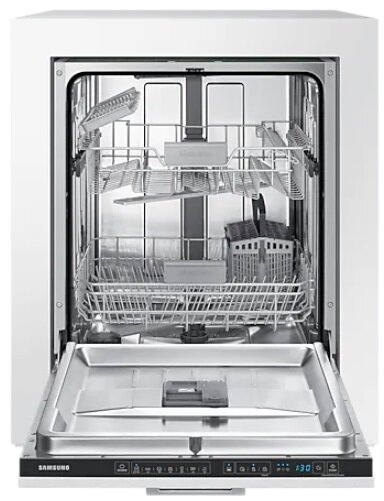 Biała zmywarka z otwartymi drzwiami.