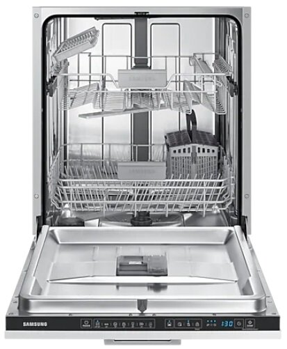 Wnętrze zmywarki z koszami, koszykiem na sztućce i otwartymi drzwiami, stal nierdzewna.