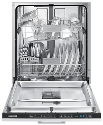 Otwarta zmywarka z naczyniami w środku. Widoczne sztućce, talerze i szklanki.