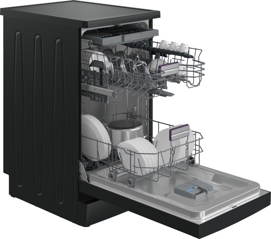 Wnętrze zmywarki z naczyniami, filiżankami i szklankami. Otwarte drzwi pokazują wnętrze.