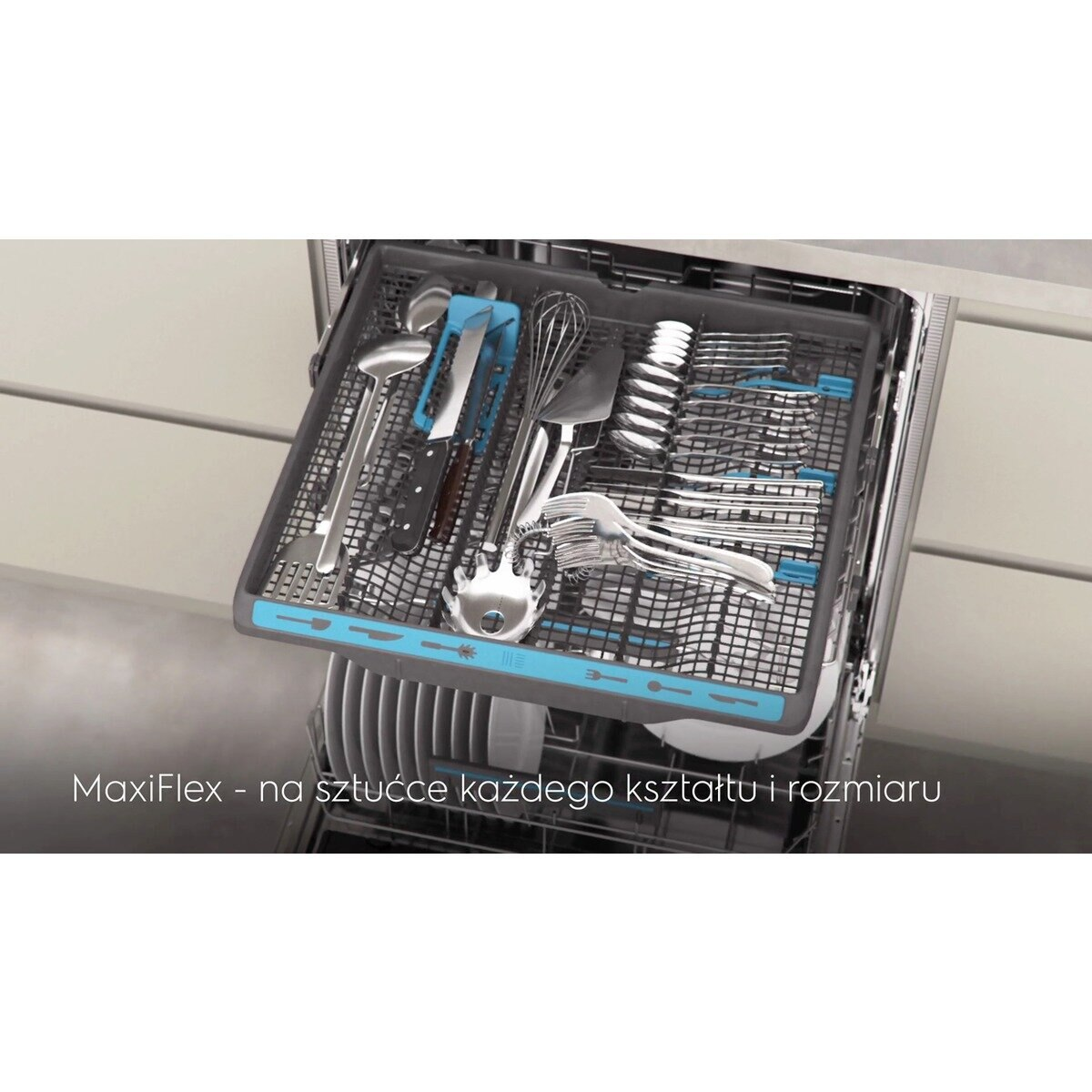 Tacka na sztućce do zmywarki z różnymi przyborami. Zawiera łyżki, widelce, noże i szpatułki. Niebieskie detale.
