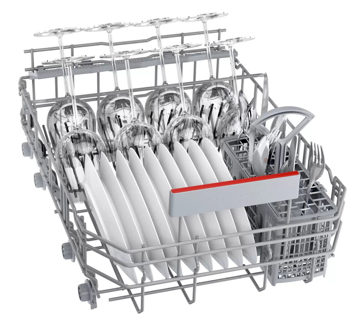 Regał zmywarki z kieliszkami do wina i talerzami, zorganizowany do czyszczenia, na białym tle.