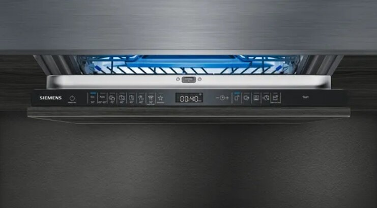 Panel sterowania zmywarki Siemens z cyfrowym wyświetlaczem.