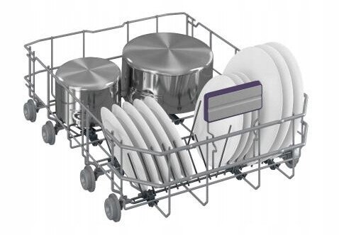 Kosz zmywarki z garnkami i talerzami. Niektóre talerze są ułożone w stos. Widoczne koła. Metaliczny szary kolor.