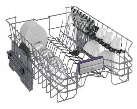 Stojak zmywarki wypełniony naczyniami, szklankami i sztućcami.