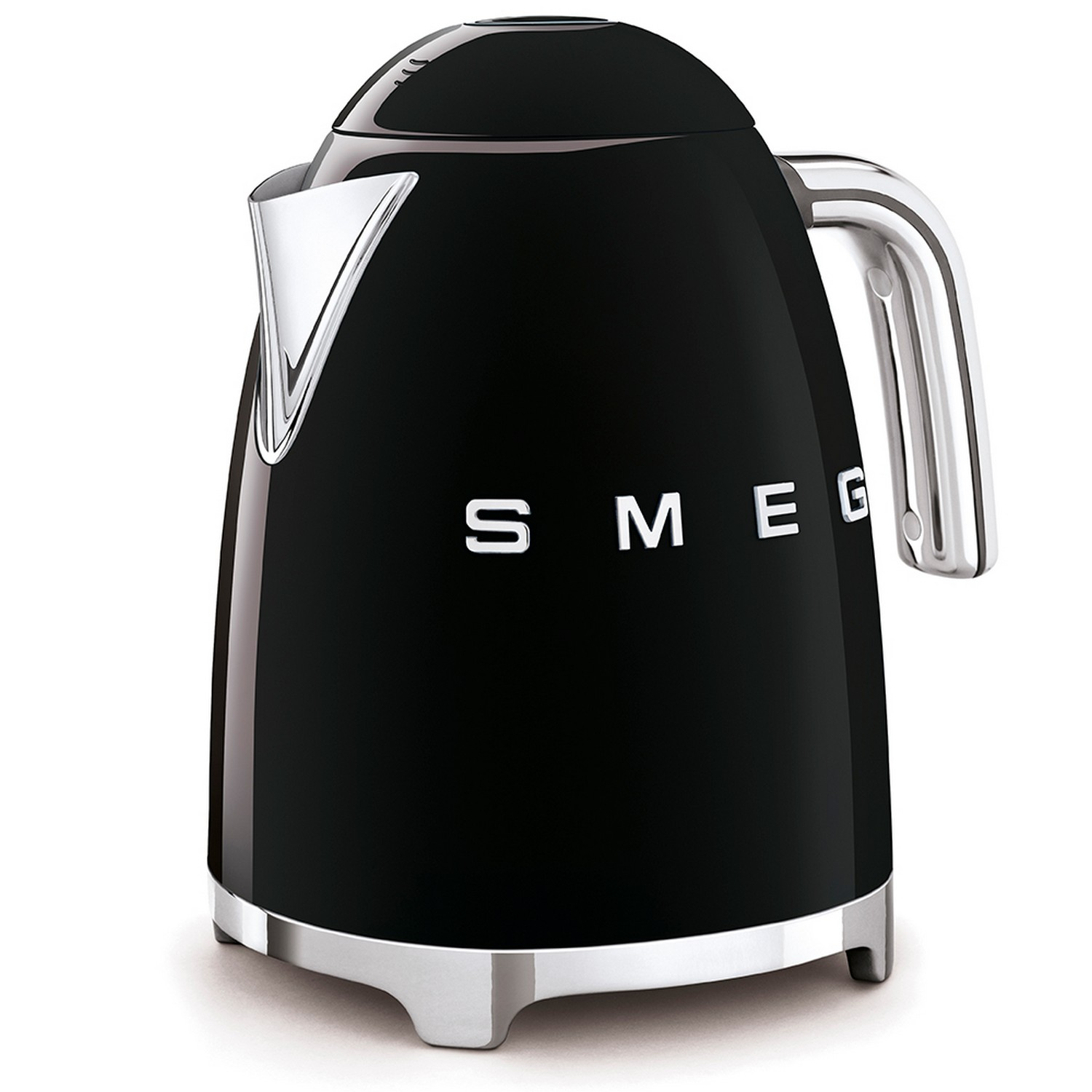 Bouilloire Smeg noire sur fond blanc. La bouilloire est noire brillante avec des accents argentés et une poignée. Logo SMEG.
