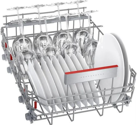 Regał zmywarki ze szklankami i talerzami.