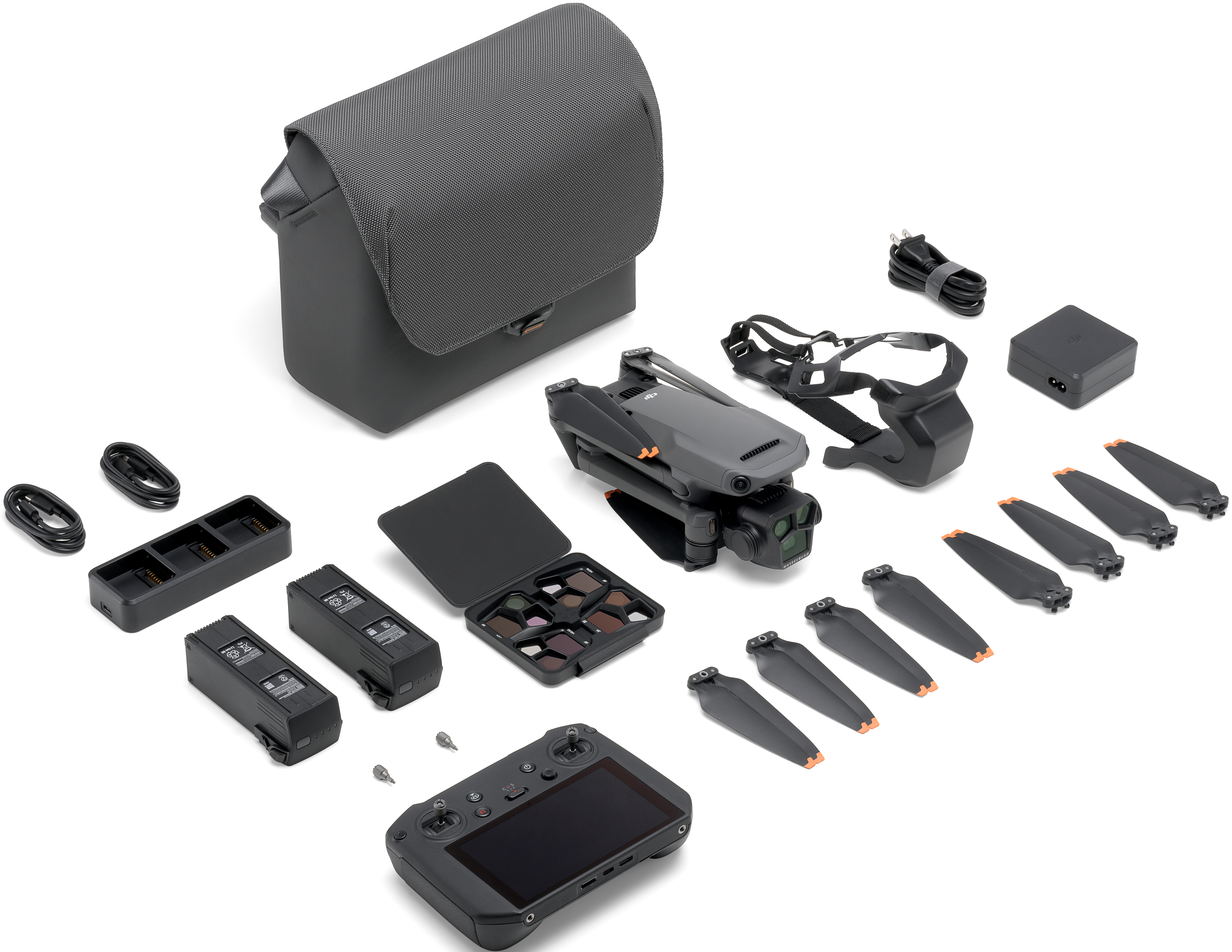 Drohnen-Kit mit Tragetasche, Controller, Akkus und Zubehör auf weißem Hintergrund.