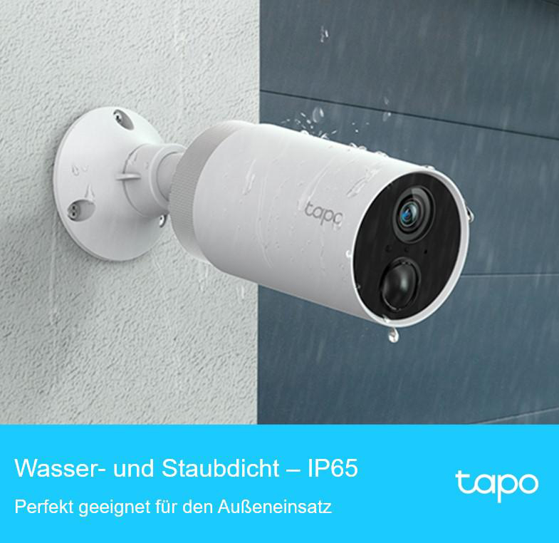 Eine weiße, wasserdichte Tapo-Überwachungskamera an einer Wand, mit Text darunter.