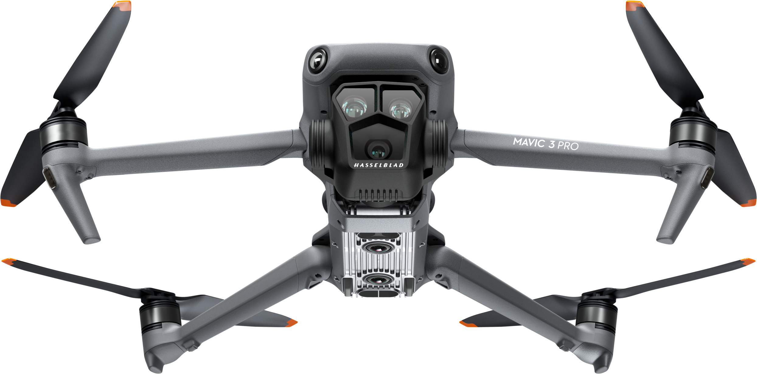 Un drone grigio con quattro eliche e una fotocamera, isolato su sfondo bianco.