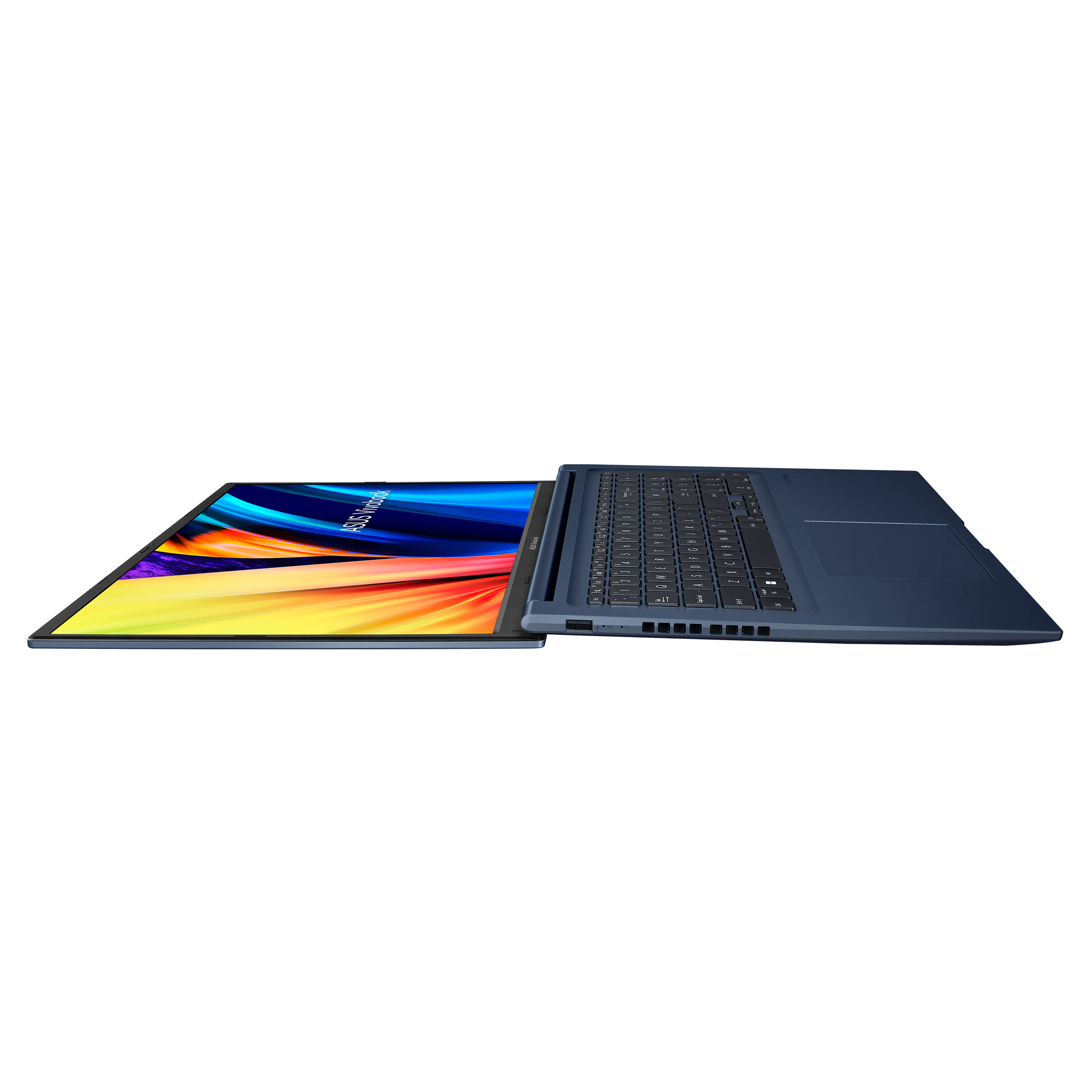 Laptop auf weißem Hintergrund geöffnet. Blaues Gehäuse, schwarze Tastatur und farbenfrohe Anzeige.