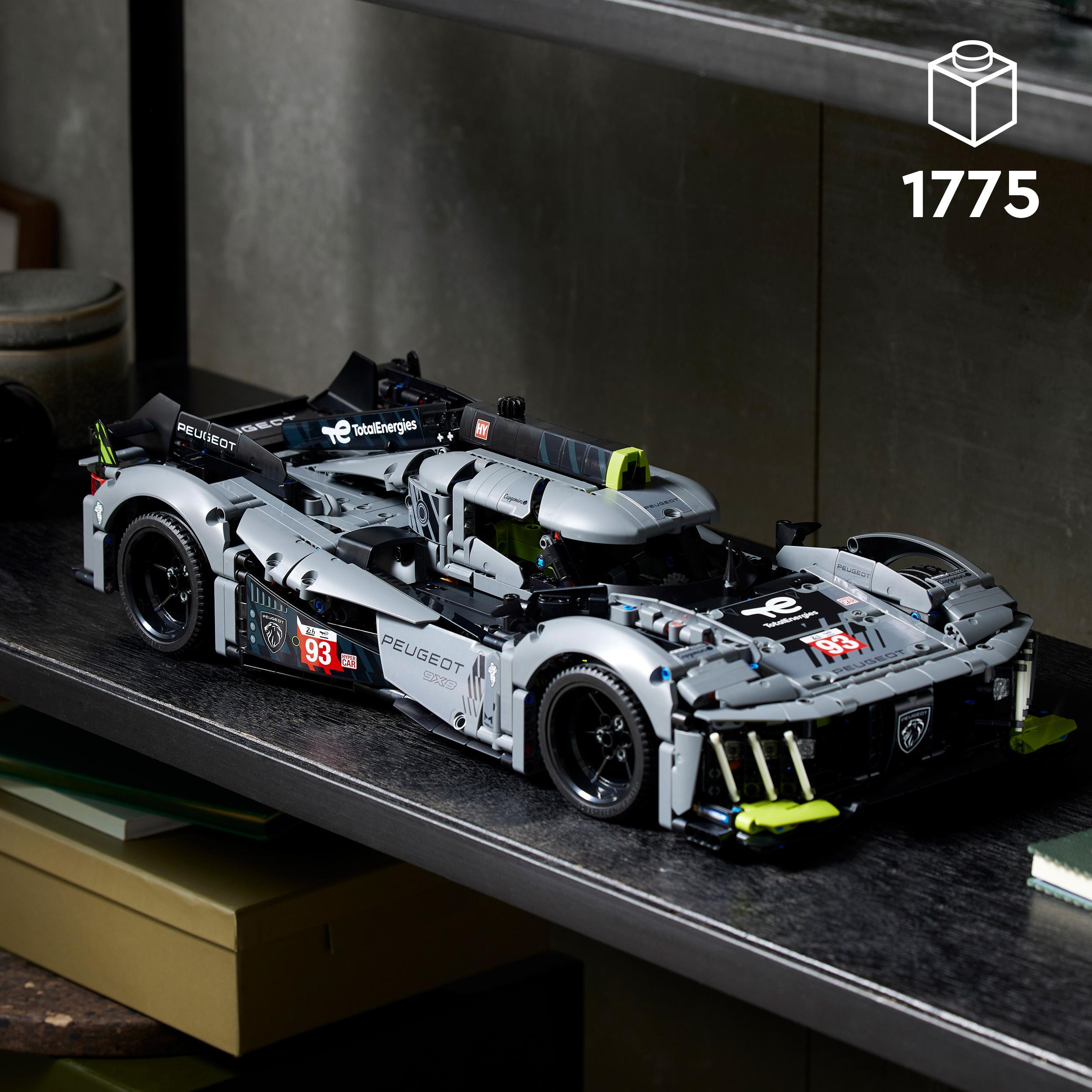 Graues Lego Peugeot Rennwagenmodell mit 'Peugeot' und 'TotalEnergies' Branding auf einem Regal.