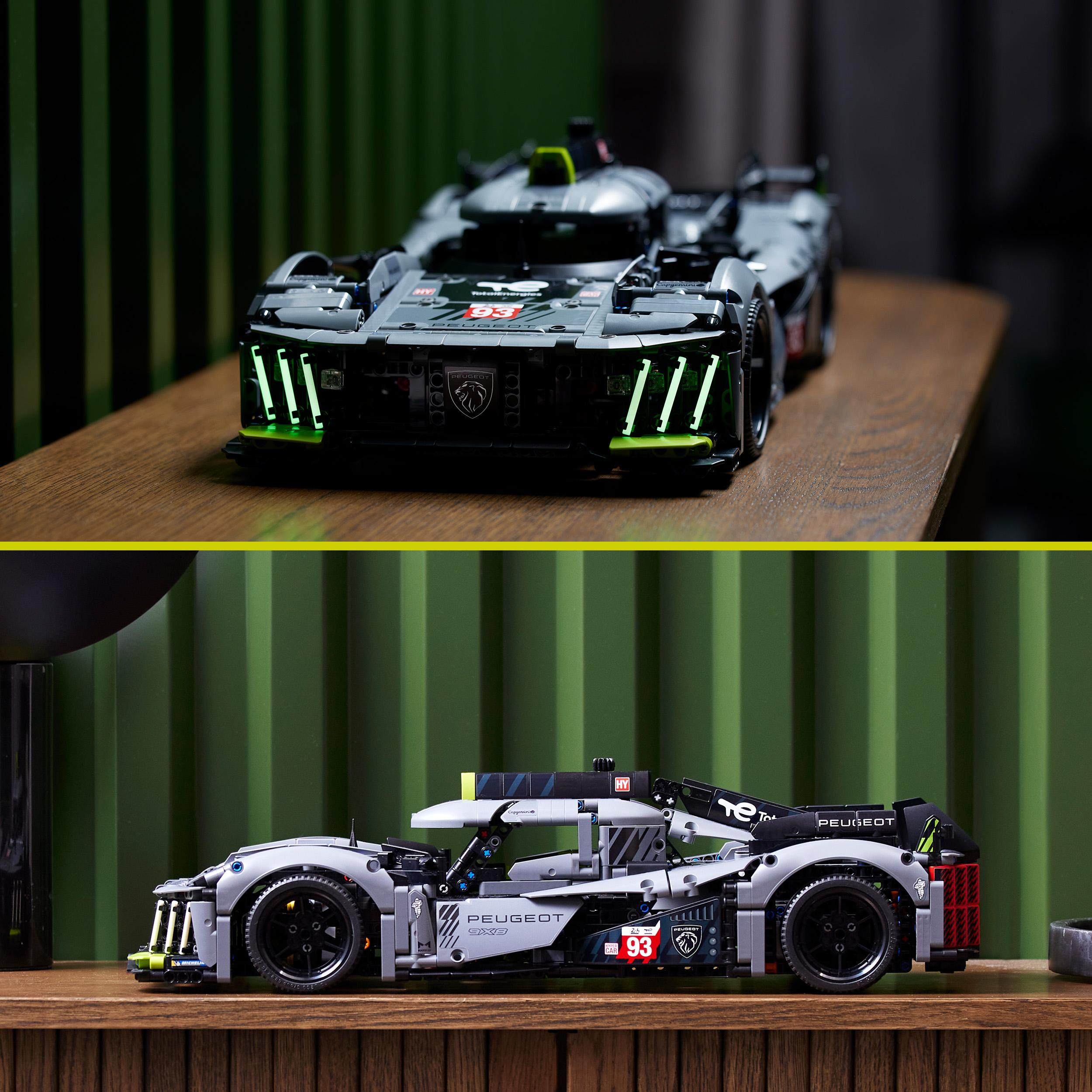 Zwei Bilder eines grauen Spielzeugautos mit der Nummer 93.