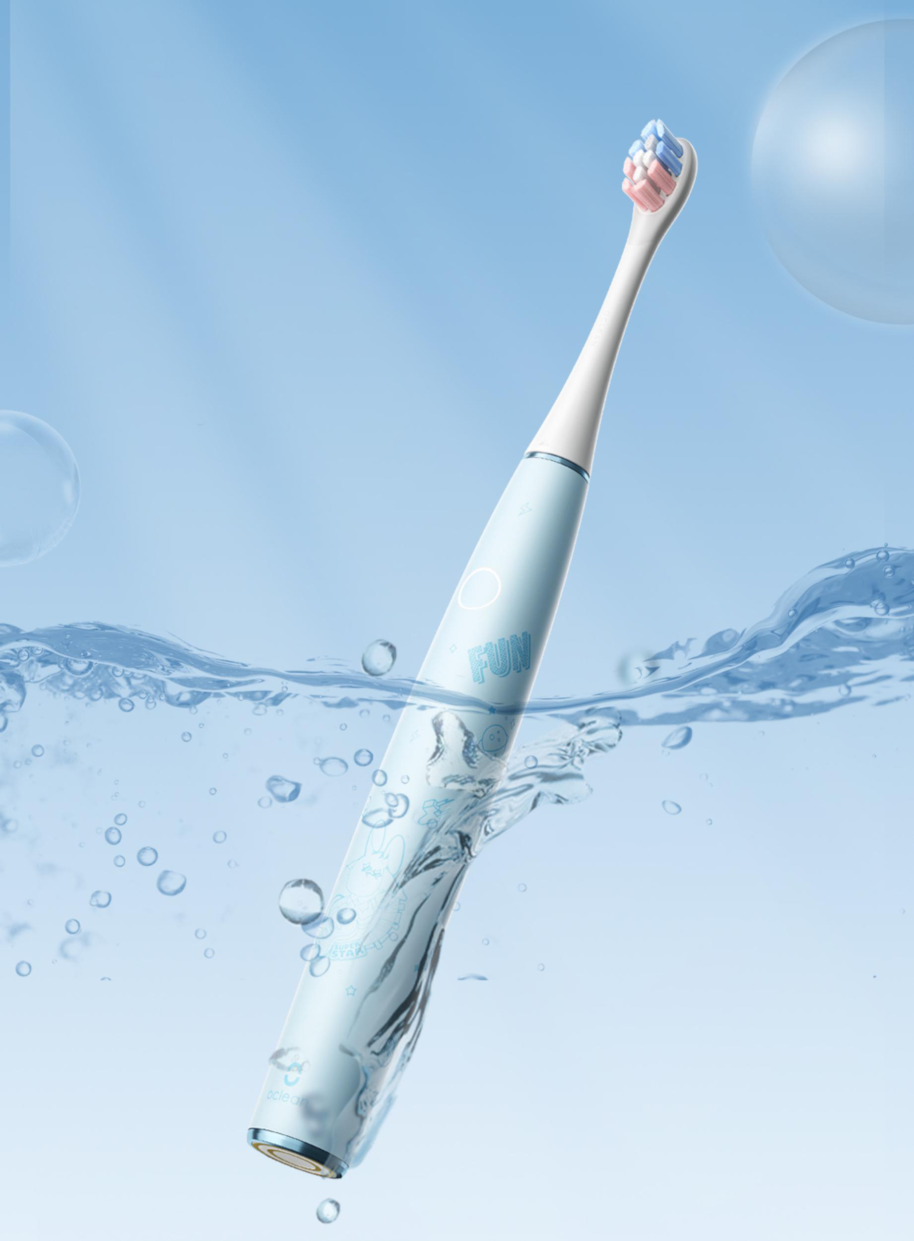 Elektrische Zahnbürste im Wasser. Blau und Weiß. Blasen und Wasser sichtbar.