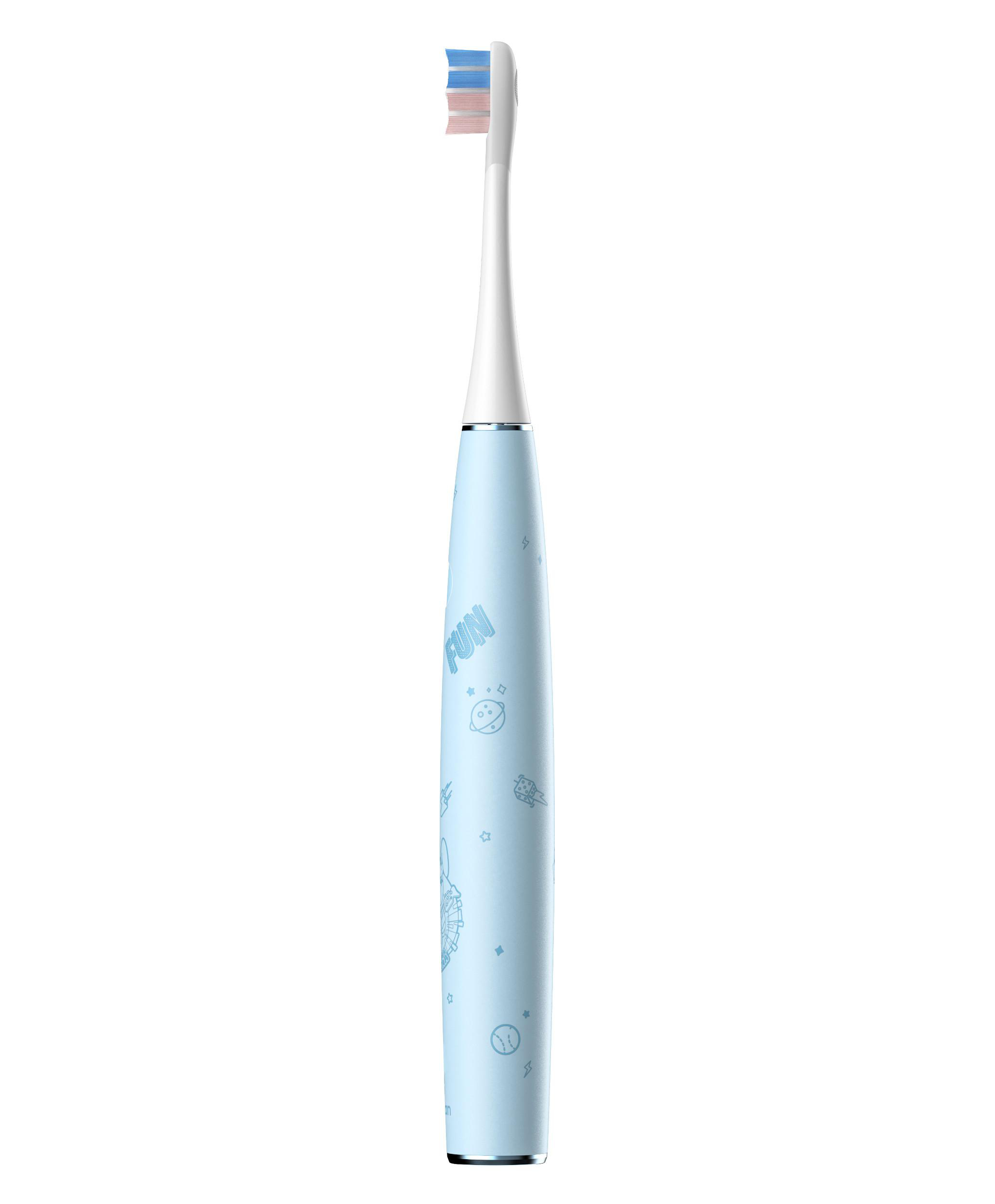 Eine hellblaue elektrische Zahnbürste mit rosa und blauem Borstenkopf, weißer Hintergrund.