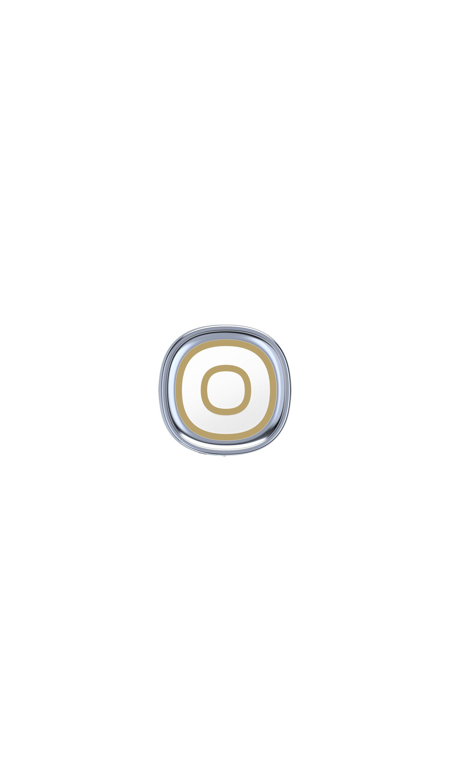 Ein silberner Ring mit dem Buchstaben O in einem weißen Kreis auf weißem Hintergrund.