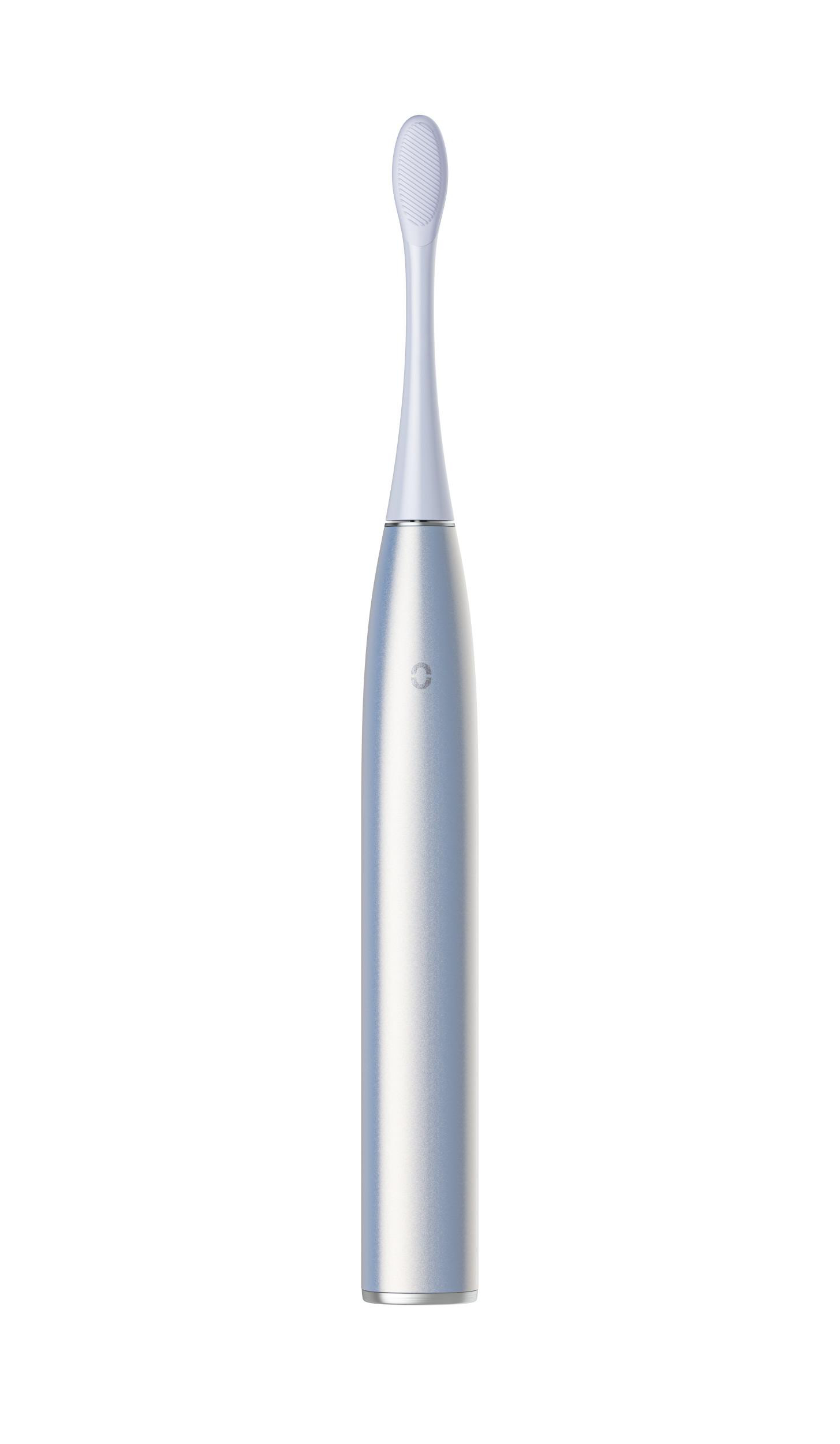 Elektrische Zahnbürste, silbernes Gehäuse, weißer Borstenkopf. Sauberes, modernes Design.