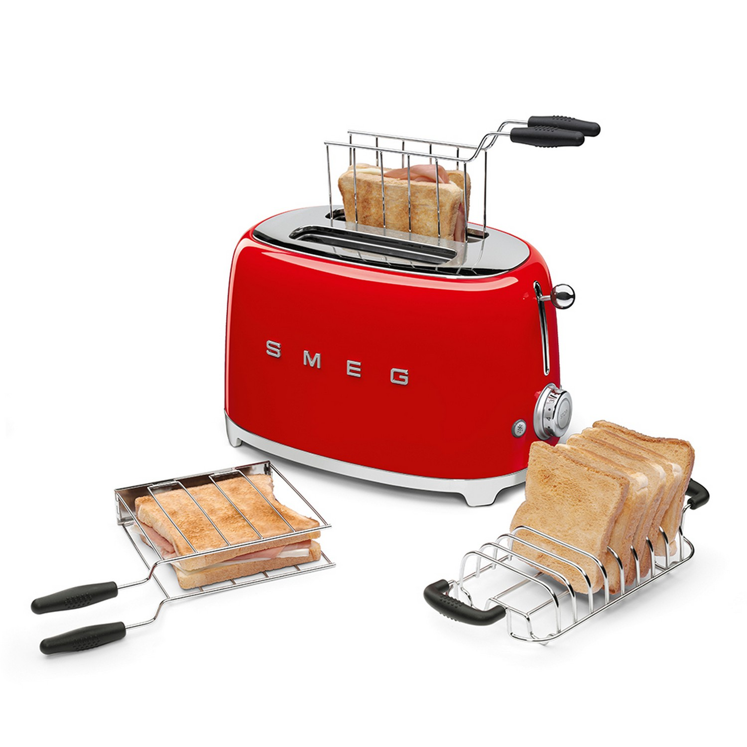 Un grille-pain SMEG rouge avec des toasts et accessoires sur fond blanc.