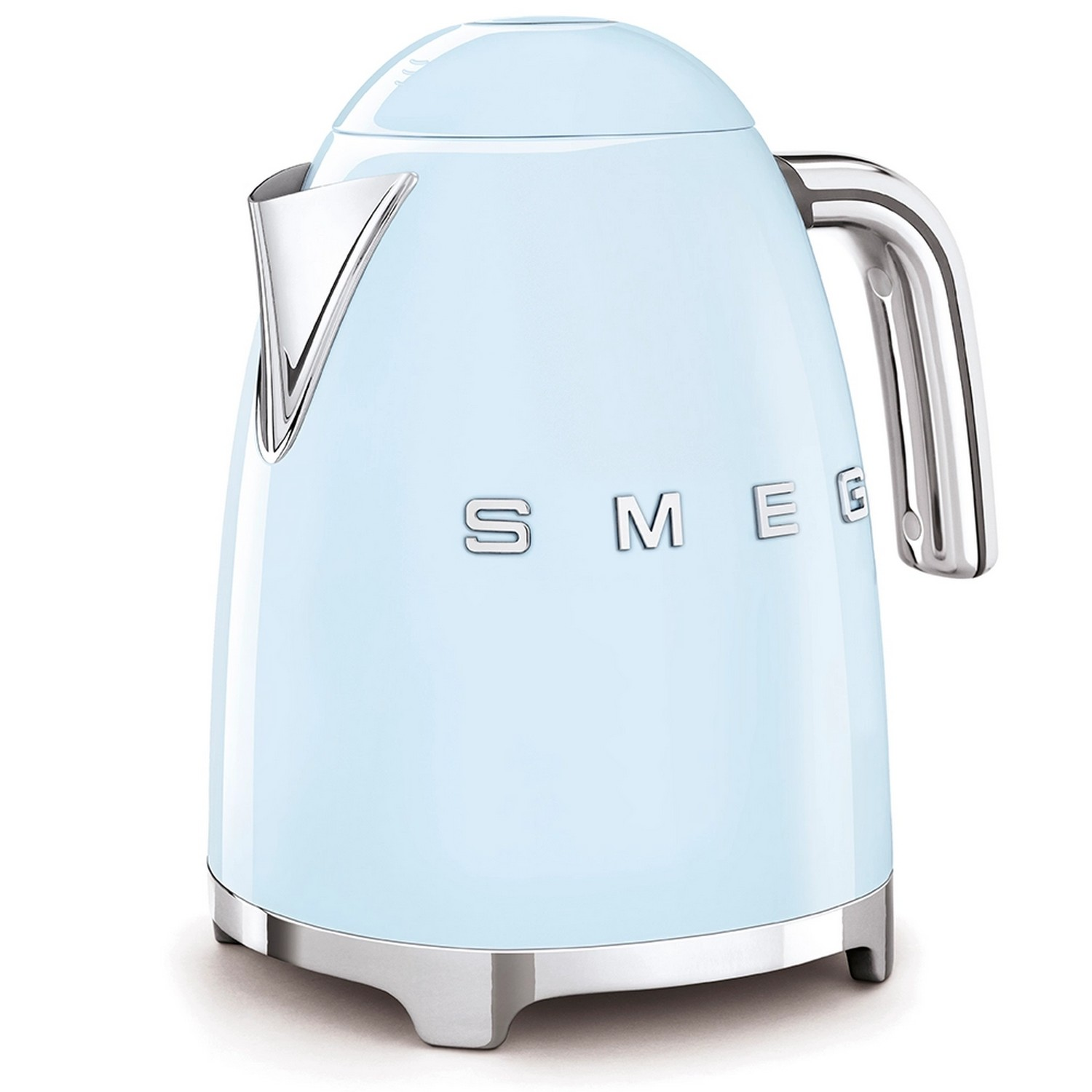 Bouilloire bleue avec des accents argentés et la marque SMEG.