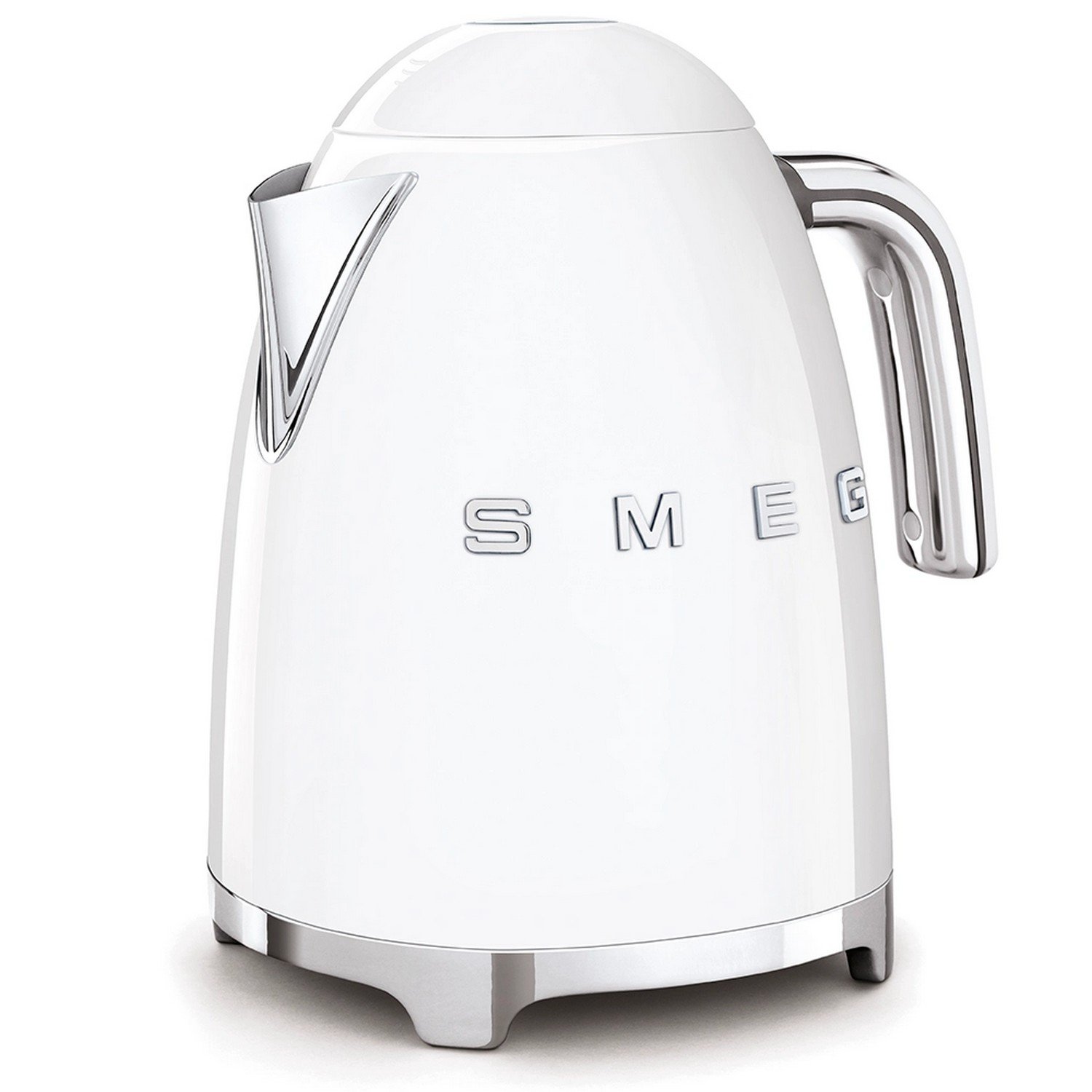 Bouilloire blanche avec une poignée métallique et le mot SMEG.