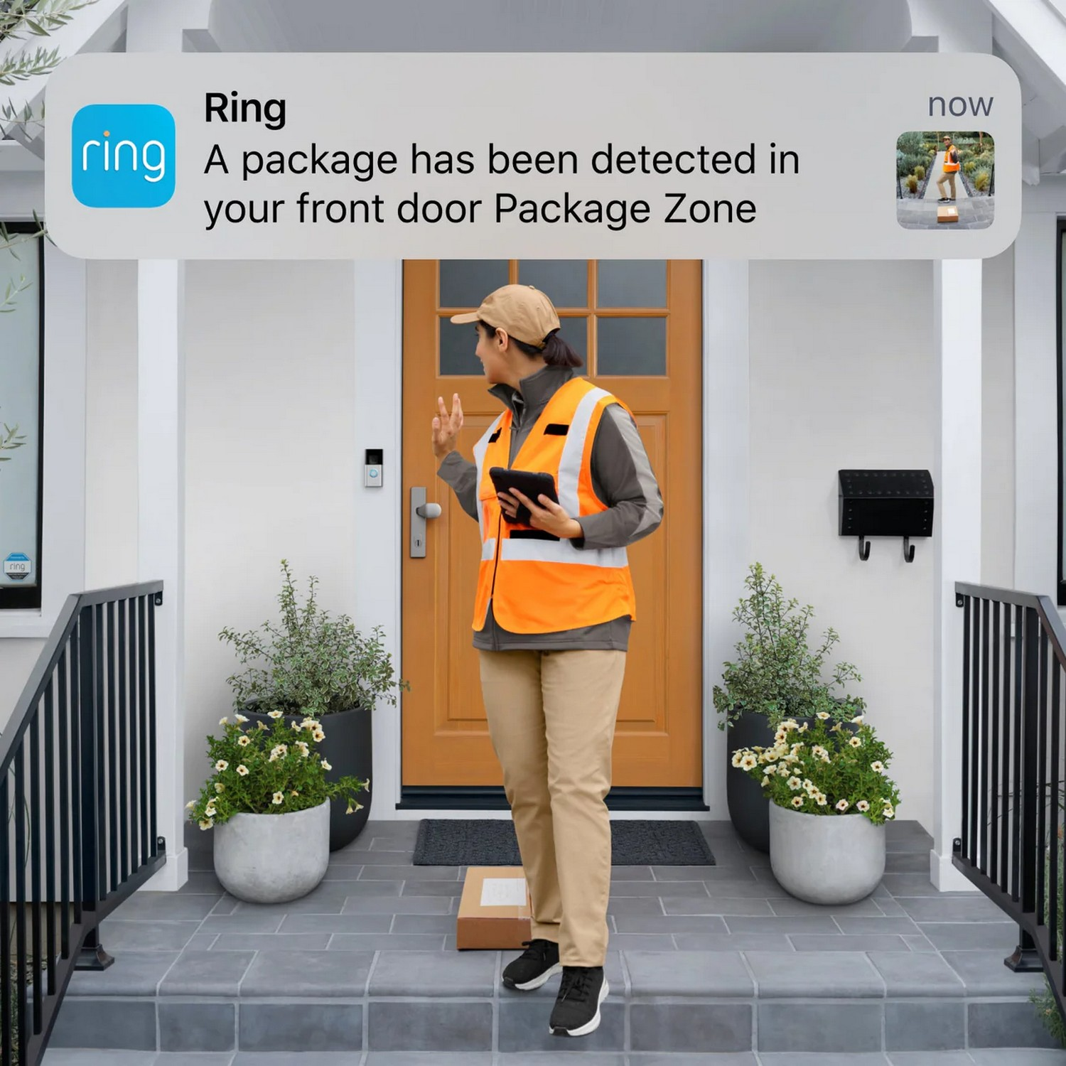 Une notification Ring sur une maison. Une personne en gilet orange regarde une tablette près d'un colis.