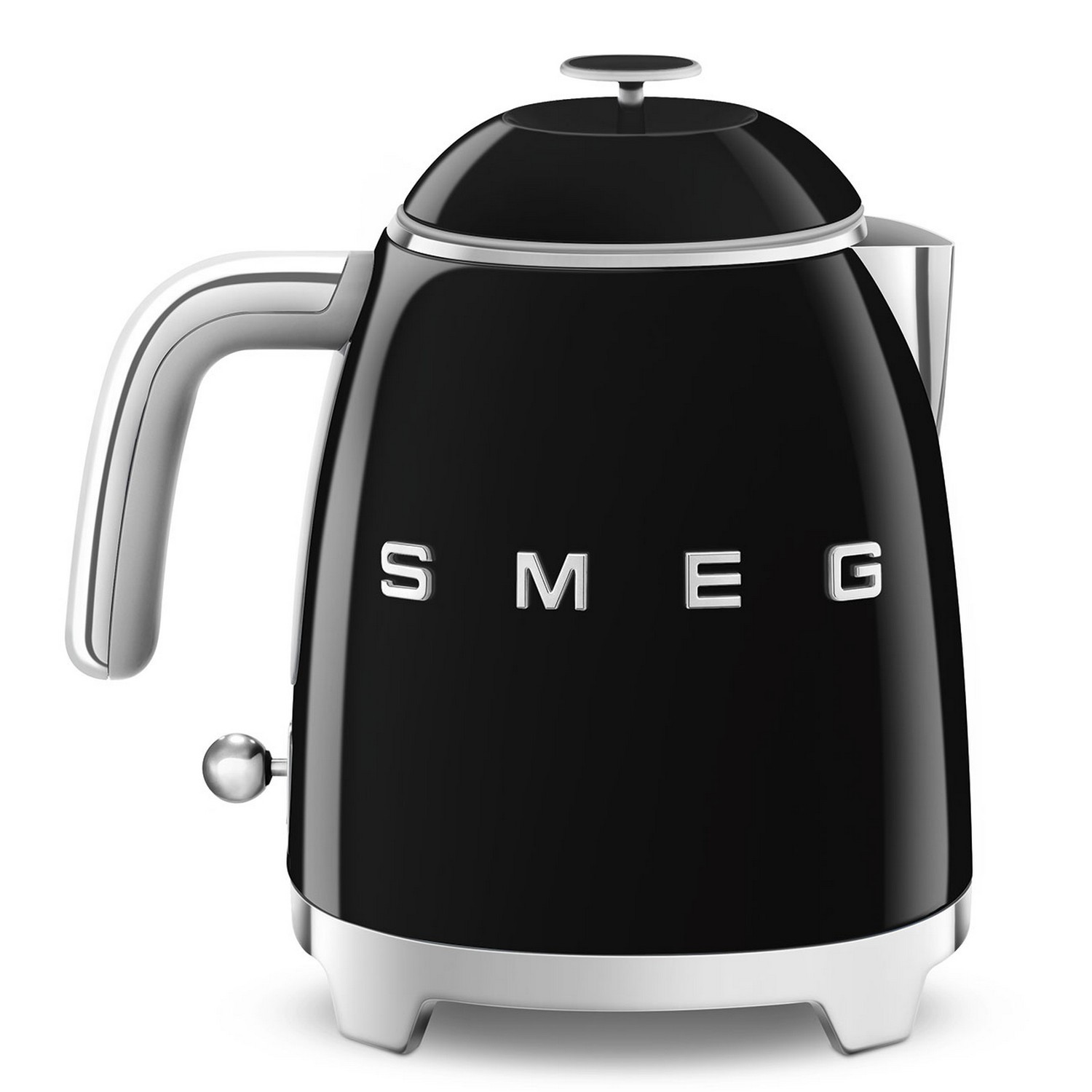 Une bouilloire Smeg noire sur une base blanche avec des accents chromés. Le mot SMEG est sur le devant.